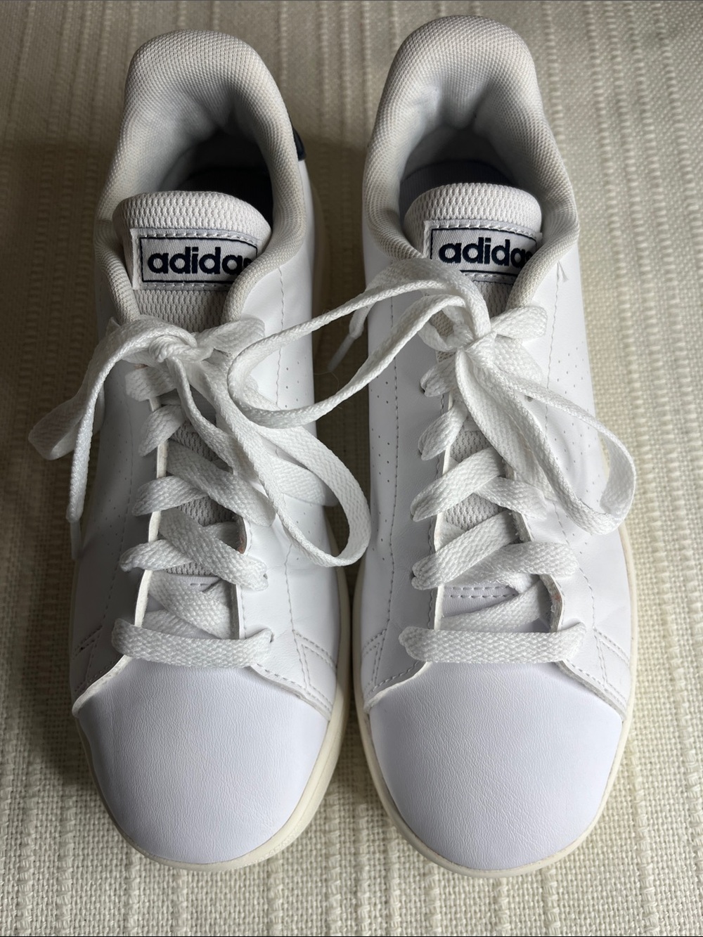 adidas advantage cloud White & Navy Low-Top Sneakers size 4 -super clean!